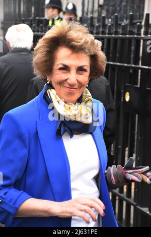 London, Großbritannien, 27. April 2022 Edwina Currie ist eine britische Schriftstellerin, Rundfunkanstalt und ehemalige Politikerin, die von 1983 bis 1997 als Abgeordnete der Konservativen Partei für South Derbyshire vor den Houses of Parliament politisch tätig war. Kredit: JOHNNY ARMSTEAD/ Alamy Live Nachrichten Stockfoto