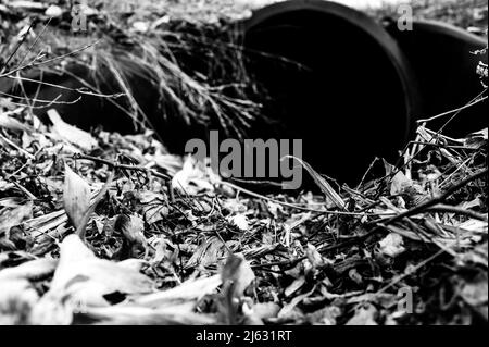 HDPE-Drainage unter einer Straßeneinfahrt. Das Rohr dient zur Förderung von Regenwasser zwischen Gräben. Stockfoto