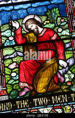 Ein Buntglasfenster von Frederick Preedy, das einen Schüler Christi bei seiner Verklärung darstellt, St Mary the Virgin Church, Sedgeford, Norfolk Stockfoto