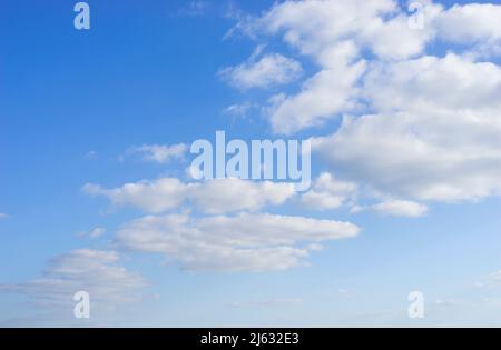 Blauer Himmel Wolken in einem Blauen Himmel mit weißen flauschigen Wolken Hintergrund weiße Wolken blauer Himmel weiße Wolken nur großbritannien Stockfoto