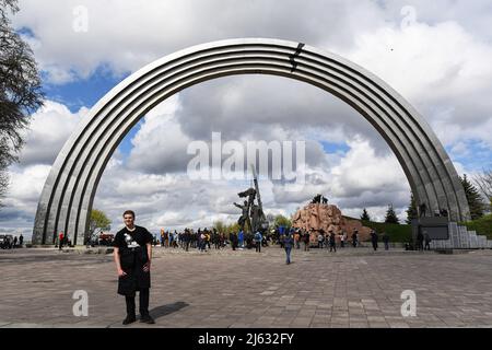 Ukraine. Kiew, 26. April 2022, Arbeiter demontieren das sowjetische Gewerkschaftsdenkmal, das die ukrainisch-russische Freundschaft symbolisiert, weil Russland weiterhin in die Ukraine einmarschiert. Am 25. April 2022 kündigte der Bürgermeister von Kiew, Vitali Klitschko, die Entfernung des sowjetischen Unionsdenkmals in Zentral-Kiew an. Dieses Denkmal wurde 1982 als Symbol der Wiedervereinigung der Ukraine und Russlands während der Sowjetzeit errichtet. Die Statue von zwei Männern mit einer Medaille stellt den Orden der Freundschaft der Völker der Sowjetunion dar, während der regenbogenartige Bogen den Namen „Volksfreundschaftsbogen“ nennt. Außerdem einige Straßen li Stockfoto