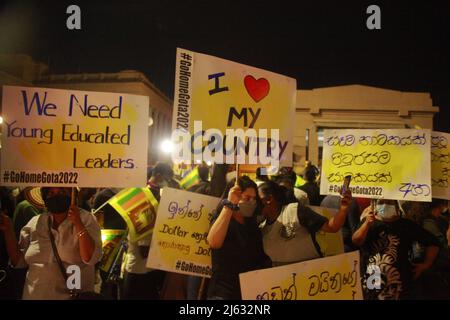 Colombo, West, Sri Lanka. 26. April 2022. Gotabaya Rajapaksha findet keine Lösung für die aktuelle Wirtschaftskrise und fordert weiterhin seinen Rücktritt zum achten Tag in Folge. (Bild: © Hirantha Gunathilaka/Pacific Press via ZUMA Press Wire) Stockfoto