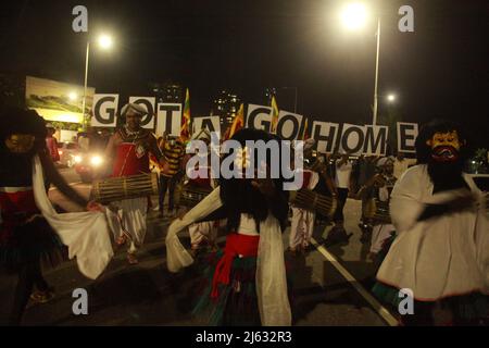 Colombo, West, Sri Lanka. 26. April 2022. Gotabaya Rajapaksha findet keine Lösung für die aktuelle Wirtschaftskrise und fordert weiterhin seinen Rücktritt zum achten Tag in Folge. (Bild: © Hirantha Gunathilaka/Pacific Press via ZUMA Press Wire) Stockfoto