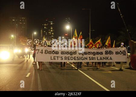 Colombo, West, Sri Lanka. 26. April 2022. Gotabaya Rajapaksha findet keine Lösung für die aktuelle Wirtschaftskrise und fordert weiterhin seinen Rücktritt zum achten Tag in Folge. (Bild: © Hirantha Gunathilaka/Pacific Press via ZUMA Press Wire) Stockfoto