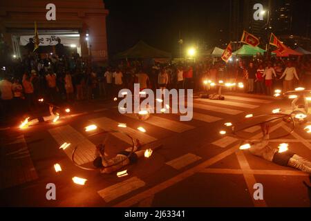 Colombo, West, Sri Lanka. 26. April 2022. Gotabaya Rajapaksha findet keine Lösung für die aktuelle Wirtschaftskrise und fordert weiterhin seinen Rücktritt zum achten Tag in Folge. (Bild: © Hirantha Gunathilaka/Pacific Press via ZUMA Press Wire) Stockfoto