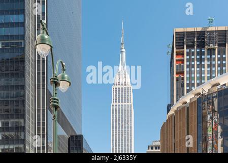 Empire State Building in Midtown Manhattan neben Madison Square Garden und Penn Station, New York City Stockfoto