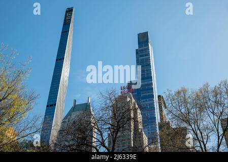 Die Wolkenkratzer von Midtown Manhattan liegen neben dem Central Park in New York City Stockfoto