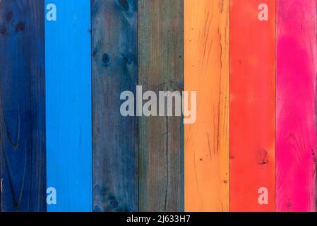 Holzhintergrund mit Regenbogenfarben bemalt. Bunte Holzstruktur Stockfoto