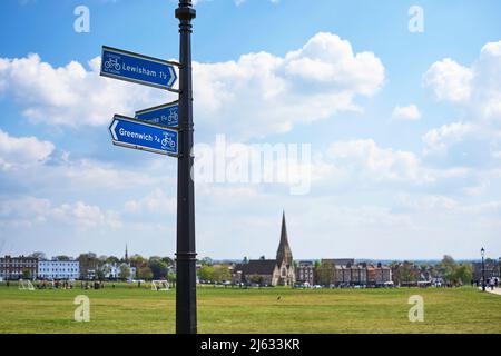 Wegweiser in Blackheath, South East London, Großbritannien, mit All Saints Church und Blackheath Village im Hintergrund Stockfoto