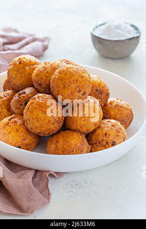 Donuts. Hausgemachte Kuchen aus Quark-Kugeln. Quark-Donuts mit Puderzucker. Selektiver Fokus Stockfoto