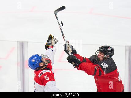 Landshut, Deutschland. 26.. April 2022. Matthew Wood, CAN U18 Nr. 26 treten an, kämpfen um den Puck gegen, Ales Cech, Nr.5 im Spiel CANADA - CZECHIA 5:6 N.V. IIHF U18 JUNIOREN-EISHOCKEY-WELTMEISTERSCHAFT Gruppe A in Landshut, Deutschland, 26. April 2022, Saison 2021/2022 © Peter Schatz / Alamy Live News Credit: Peter Schatz/Alamy Live News Stockfoto