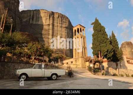 Friedlicher Blick auf die Heilige Kirche der Mariä Himmelfahrt in Kalambaka, Meteora, Griechenland 2021 Stockfoto