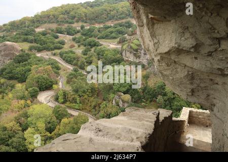 Malerische Vies von der Treppe zum Kloster der Heiligen Dreifaltigkeit, Meteora, Griechenland 2021 Stockfoto