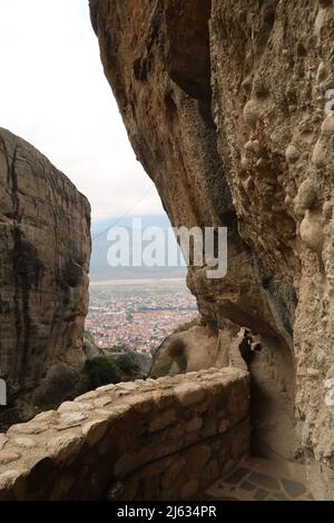 Ein Blick auf Kalambaka vom Kloster der Heiligen Dreifaltigkeit, Meteora, Griechenland 2021 Stockfoto