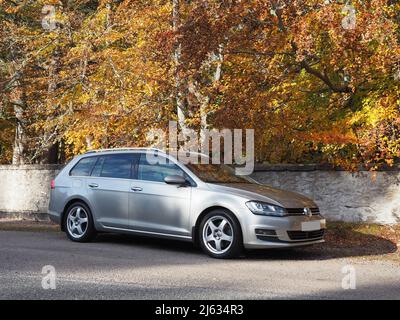 Wolfram Silber Volkswagen Golf MK7 Estate, Variante, Team Dynamics Pro Race 3 Legierungen. Bäume mit Blättern in vollen Herbstfarben und einer alten Steinmauer. Stockfoto