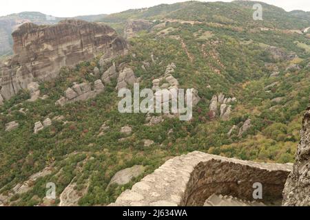 Spektakulärer Blick vom Kloster der Heiligen Dreifaltigkeit auf die umliegende Landschaft, Meteora, Griechenland 2021 Stockfoto