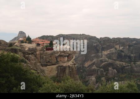 Blick auf das Kloster der Heiligen Dreifaltigkeit aus der Ferne, Meteora, Griechenland 2021 Stockfoto