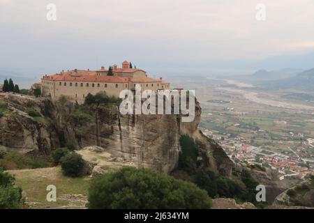 St. Stephen Kloster mit der Stadt Kalambaka im Hintergrund, Meteora, Griechenland 2021 Stockfoto
