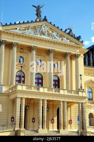 PRAG, TSCHECHISCHE REPUBLIK - 17. APRIL 2022: Vorderansicht der Fassade der Staatsoper in Prag. Stockfoto