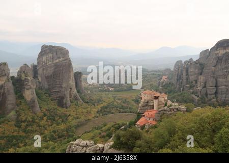 Klöster des heiligen Nikolaus Anapafsas, Roussanou, umgeben von Felsformationen, Meteora, Griechenland 2021 Stockfoto