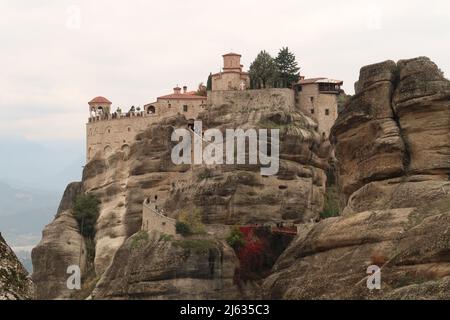 Fantastischer Blick auf das Kloster von Varlaam, auf einem Felsen erbaut, Meteora, Griechenland 2021 Stockfoto