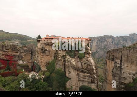 Das Kloster von Varlaam, umgeben von hohen Felsformationen, Meteora, Griechenland 2021 Stockfoto