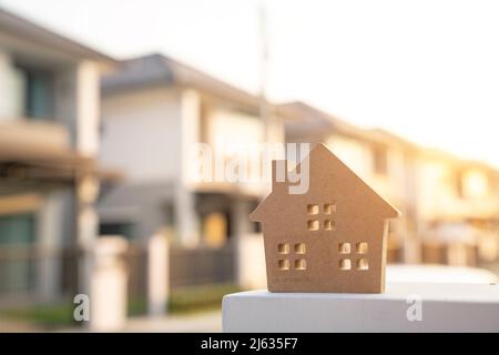 Mini-Holzhaus mit Immobilien Hintergrund, Residenz und Haus Darlehen Konzept. Stockfoto