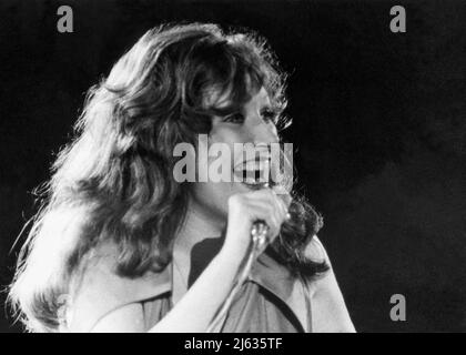 ALLA PUGACHEVA Sowjetische Sängerin und Schauspielerin 1988 während Fernsehaufnahmen im schwedischen Fernsehen Stockfoto