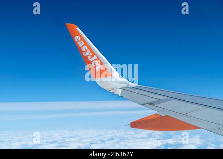 EasyJet Airbus A320-214 Flügeldetails im Flug. Stockfoto