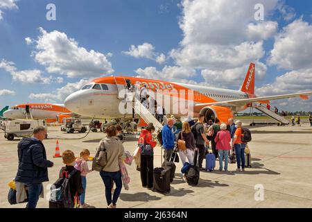 Passagiere, die easyJet-Flugzeuge über eine Treppe vom Flughafenvorfeld aus besteigen. Stockfoto