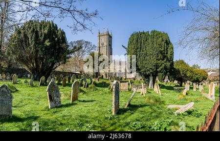 St. Andrew's Parish Church, Ashburton, Devon stammt aus dem 12.. Jahrhundert und liegt im Herzen dieser Marktstadt von Devon Stockfoto
