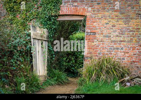Eingang zu einem ummauerten Garten Stockfoto
