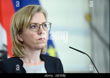 Wien, Österreich. 27. April 2022 Pressefoyer nach dem Ministerrat im Bundeskanzleramt mit Leonore Gewessler (die Grünen), Bundesministerin für Klimaschutz, Umwelt, Energie, Mobilität, Innovation und Technologie. Thema: Gasversorgung in Österreich und in der Europäischen Union Stockfoto