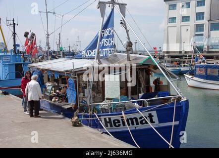 Fischsandwich, Fischertrawler 'Heimat', Hafen von Sassnitz, Insel Rügen, Mecklenburg-Vorpommern, Ostsee, Deutschland Stockfoto