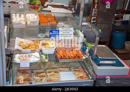 Fischsandwich, Fischertrawler 'Heimat', Hafen von Sassnitz, Insel Rügen, Mecklenburg-Vorpommern, Ostsee, Deutschland Stockfoto