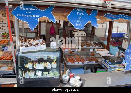 Fischbrötchen und frische Fische von Fischtrawler 'Heimat', Hafen von Sassnitz, Insel Rügen, Mecklenburg-Vorpommern, Ostsee, Deutschland Stockfoto