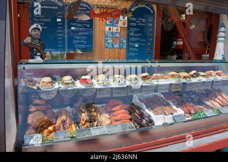 Fischbrötchen und frische Fische von Fischtrawler 'Heimat', Hafen von Sassnitz, Insel Rügen, Mecklenburg-Vorpommern, Ostsee, Deutschland Stockfoto