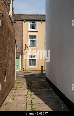 Enger Fußweg zwischen Gebäuden Stockfoto