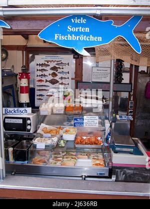 Fischbrötchen und frische Fische von Fischtrawler 'Heimat', Hafen von Sassnitz, Insel Rügen, Mecklenburg-Vorpommern, Ostsee, Deutschland Stockfoto