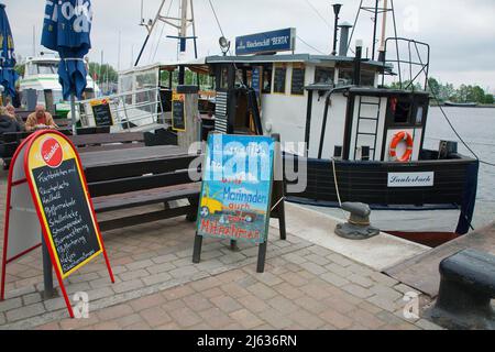 Fischtrawler 'Berta' verkauft Fischspezialitäten am Hafen von Lauterbach, Greifswalder Bodden, Rügen, Mecklenburg-Vorpommern, Baltic S Stockfoto