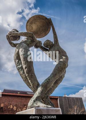 Skulpturen, die der Töpferkunst am Eingang des Töpfermuseums und der Kunstgalerie in Stoke on Trent in Staffordshire gewidmet sind, Stockfoto