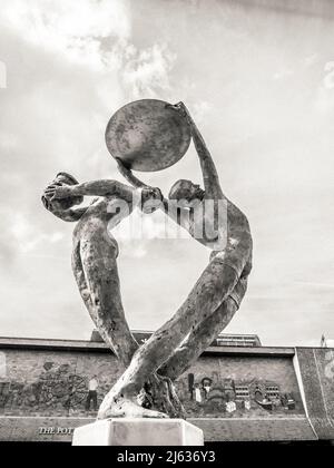 Skulpturen, die der Töpferkunst am Eingang des Töpfermuseums und der Kunstgalerie in Stoke on Trent in Staffordshire gewidmet sind, Stockfoto