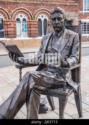 Diese Bronzeskulptur ist vom Autor Arnold Bennett vor dem Eingang des Potteries Museum and Art Gallery in Stoke on Trent in Staffordshire, Stockfoto
