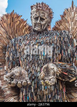 Dies ist die Skulptur Knife Angel, die im Smithfield Business Center im Herzen von Stoke on Trent ausgestellt wird. Stockfoto