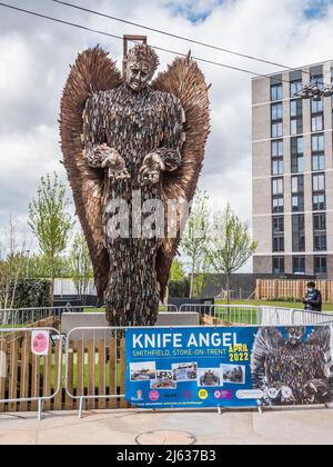 Dies ist die Skulptur Knife Angel, die im Smithfield Business Center im Herzen von Stoke on Trent ausgestellt wird. Stockfoto