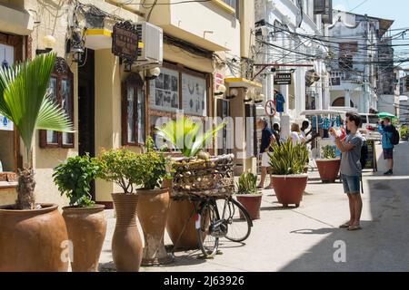 Sansibar City, Tansania - Januar 02,2019: Touristen besichtigen die Steinstadt Sansibar City. Stockfoto