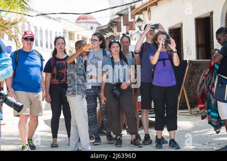 Sansibar City, Tansania - Januar 02,2019: Touristen besichtigen die Steinstadt Sansibar City. Stockfoto