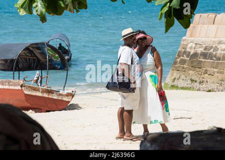 Sansibar City, Tansania - Januar 02,2019: Touristen besichtigen die Steinstadt Sansibar City. Stockfoto