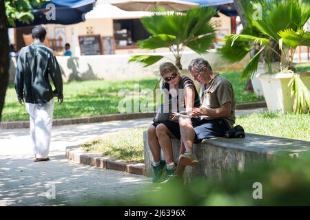 Sansibar City, Tansania - Januar 02,2019: Touristen besichtigen die Steinstadt Sansibar City. Stockfoto