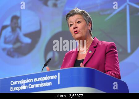 Brüssel, Belgien. 27. April 2022. Die EU-Kommissarin für Inneres Ylva Johansson nimmt an einer Pressekonferenz zu einem legalen Migrationspaket mit Schwerpunkt auf Fähigkeiten und Talenten in Brüssel, Belgien, am 27. April 2022 Teil. Quelle: Zheng Huansong/Xinhua/Alamy Live News Stockfoto